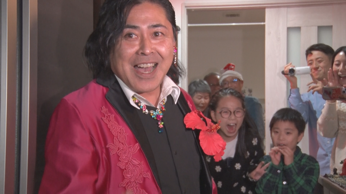 めっちゃひげ！」サンタとメンソーレ川端さんが訪問 むつ市で子ども