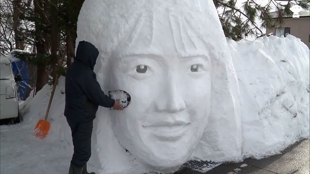 あの女性タレント　巨大な顔の雪像　制作者「表情似せるのに苦労」　弘前市の陶芸家　近所の人楽しませる