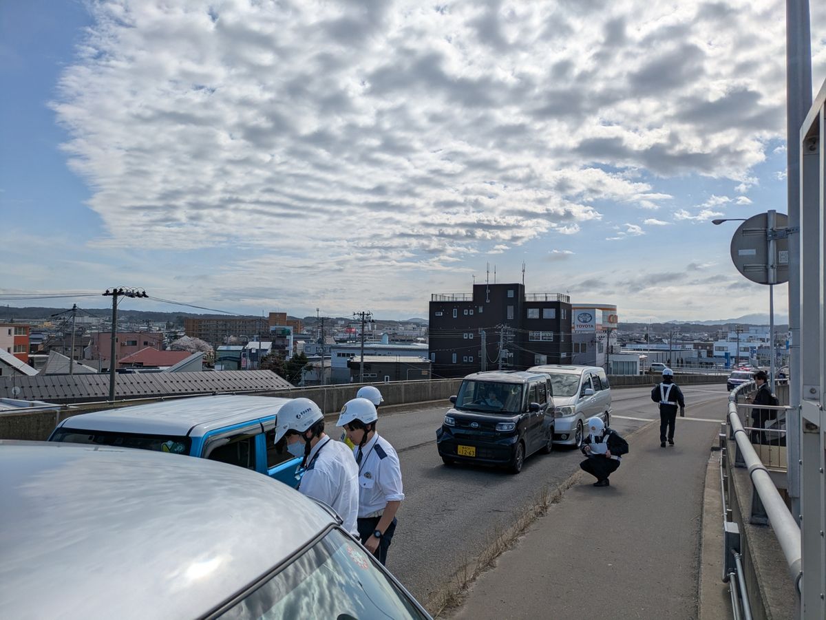 【速報・追記あり】青森市の県道で車5台が絡む事故　男女3人搬送
