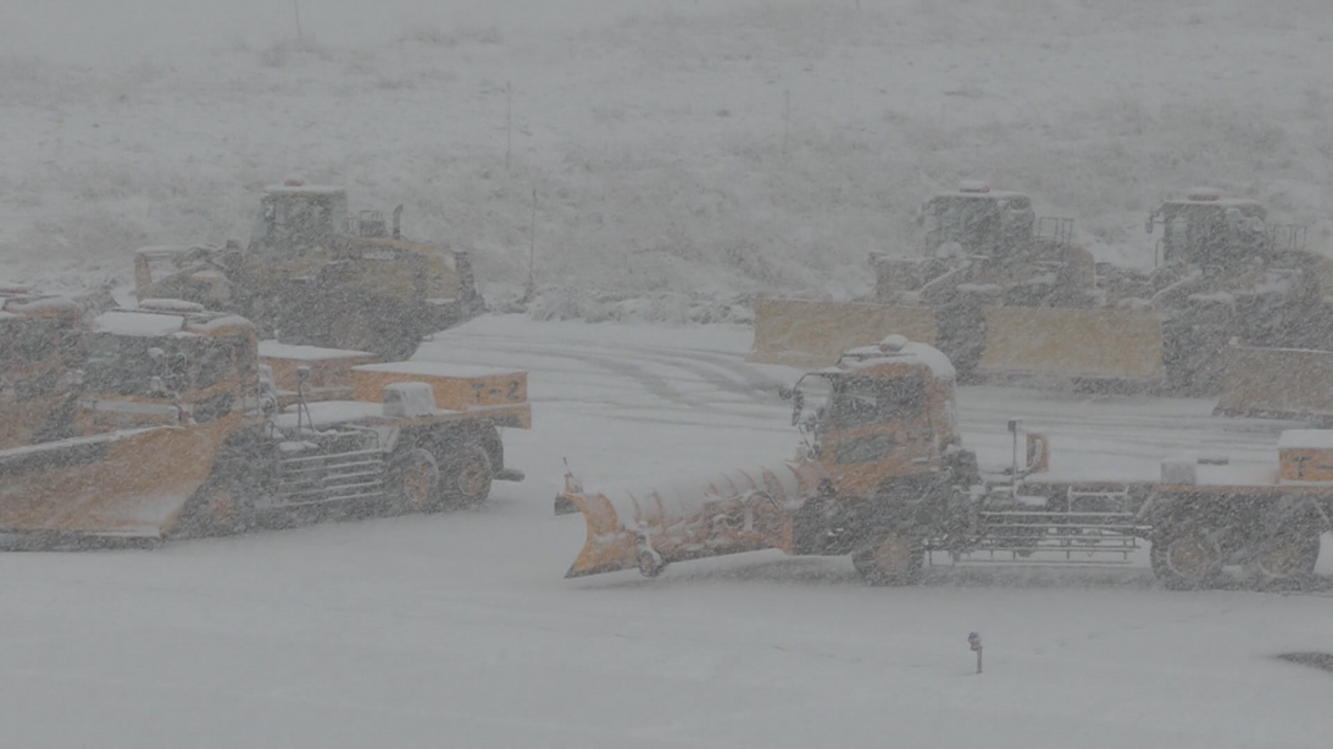 青森空港　雪の影響で滑走路を一時閉鎖　“ホワイトインパルス”が今季初出動