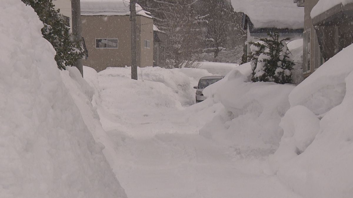 「“強烈居座り寒波」で道路また“すれ違えず”…弘前市は積雪が今冬最高“138センチ”に　国土交通省は追加の財政支援を行う方針