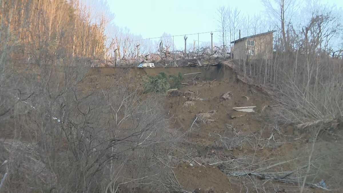 【速報・追記あり】りんご園で農道100メートルが“土砂崩れ” 融雪で崩れたか 青森県弘前市