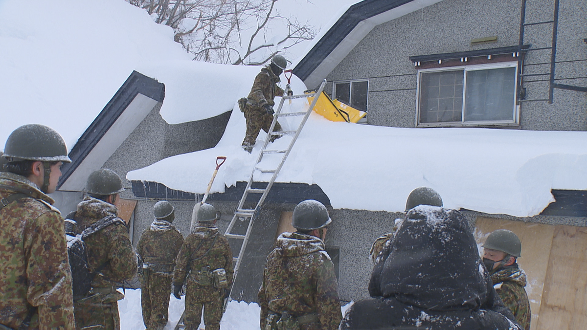 自衛隊が来なければ潰れた」災害派遣で高齢夫婦宅の屋根雪を除雪 一時