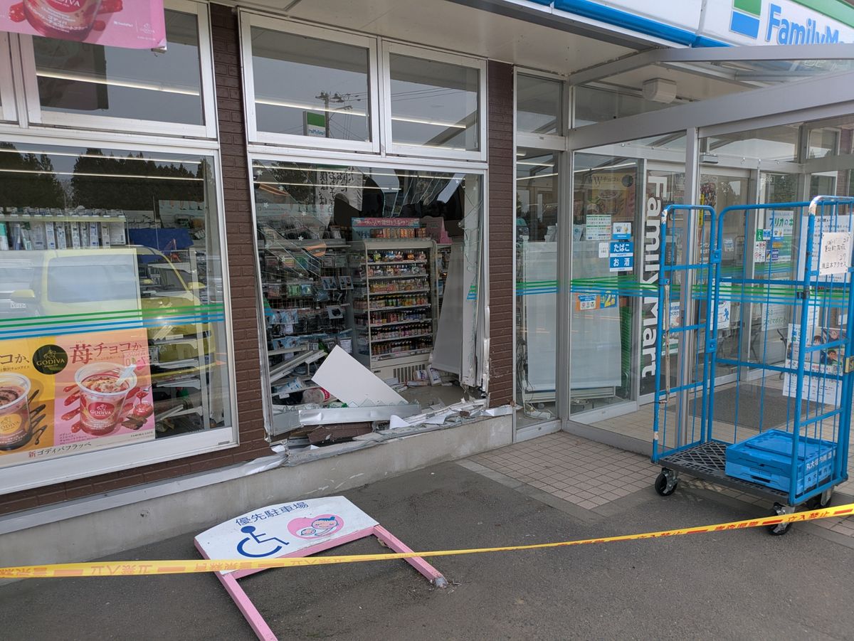 【追記あり】コンビニに車が突っ込む 車止め越えて入り口付近に衝突したか 青森県東北町