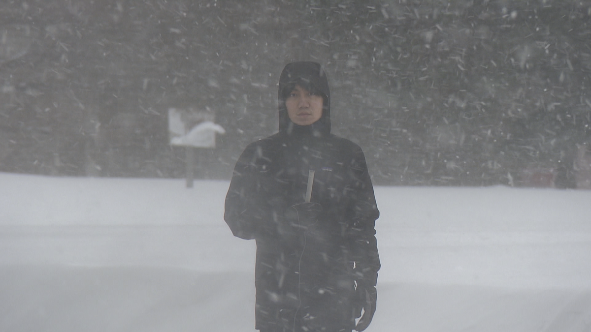 「こんな大雪はじめて見ました…」川は凍り付き、列車は雪抱え込んで立ち往生　大寒波はいつまで続く？