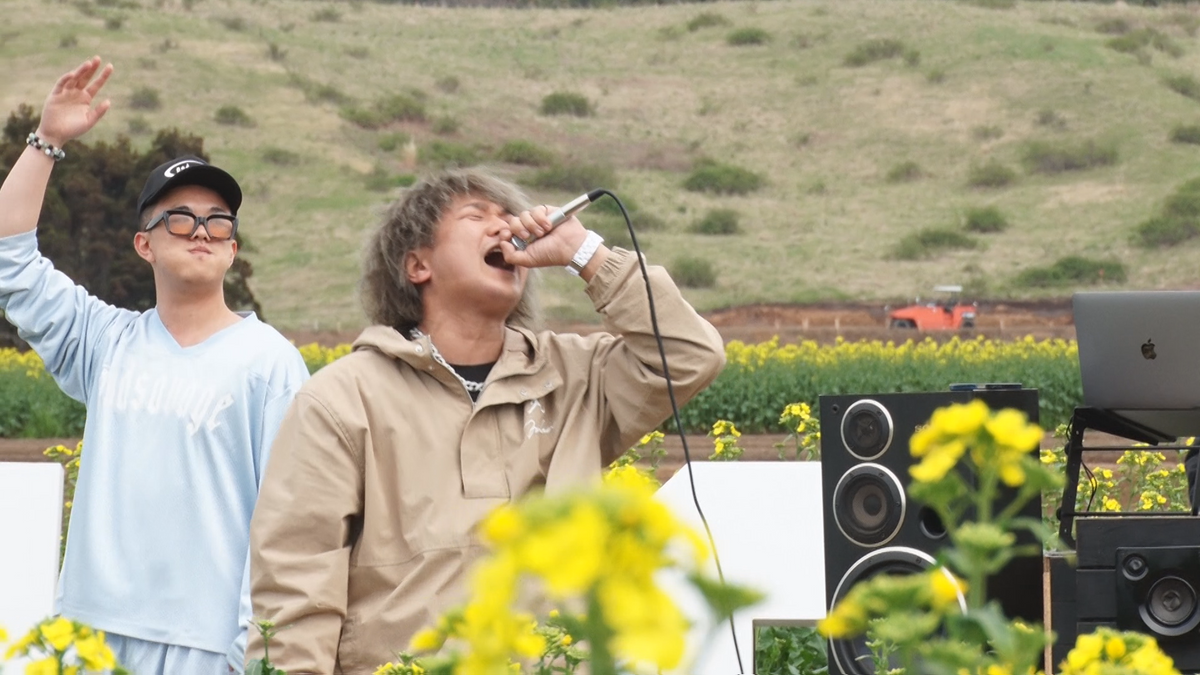 若者】見ごろ近づく菜の花畑で上がる“ヴァイブス”…地元への“リスペクト