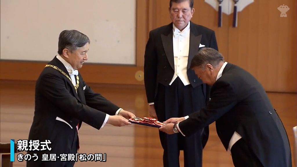大島理森氏 天皇陛下から勲章授与　｢春の叙勲｣　親授式　青森市では春の叙勲の伝達式