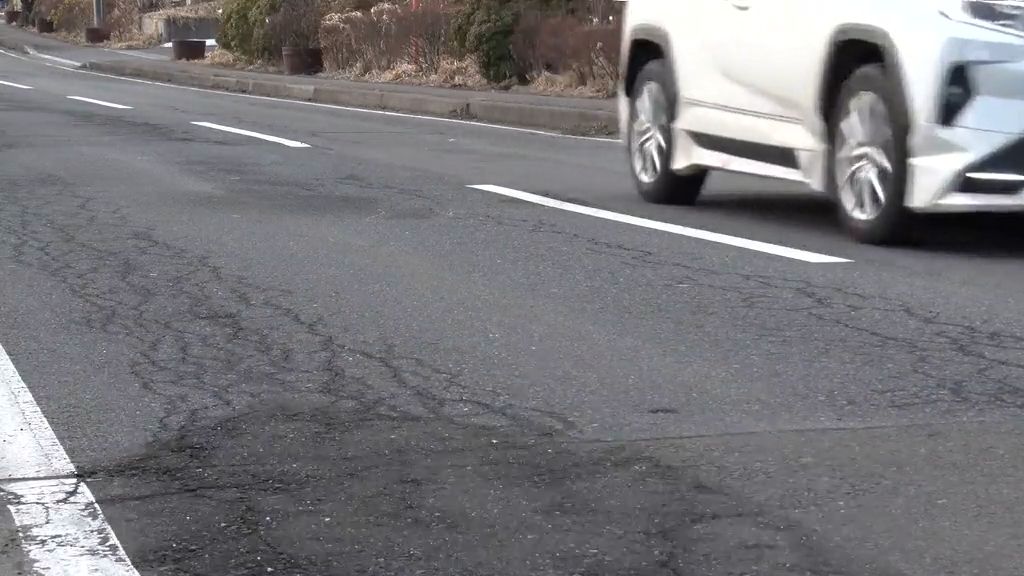 見通しの良い直線道路で乗用車にはねられる　男性（84）が意識不明の重体　青森県三戸町