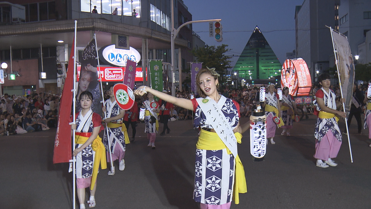 日本一の火祭り「青森ねぶた祭」に“王林”もハネト衣装で参加！沿道に手
