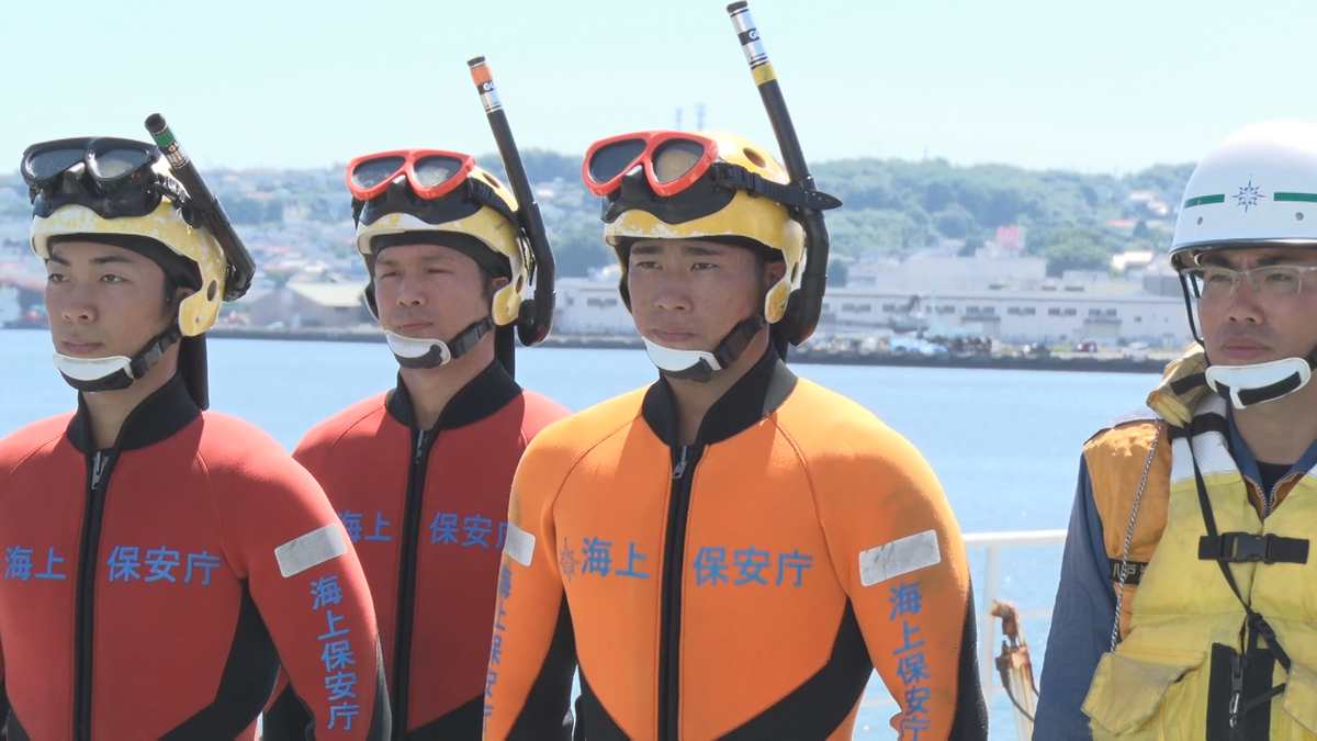 新人潜水士が初訓練に挑む！8メートル下の水面に飛び込みロープを