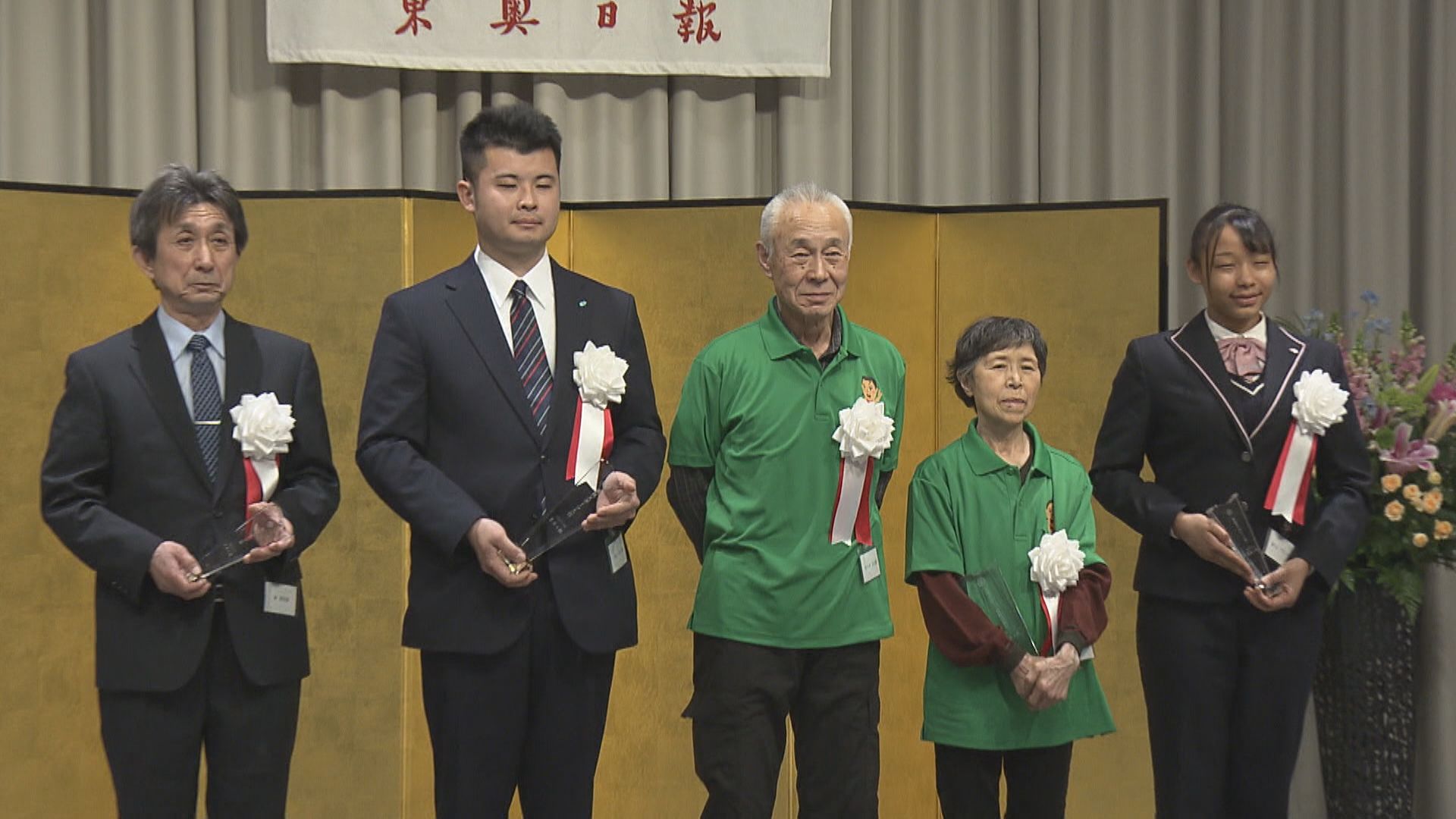 東奥スポーツ賞贈呈式 特別顕彰に佐々木琢磨さん 受賞した5人に表彰状