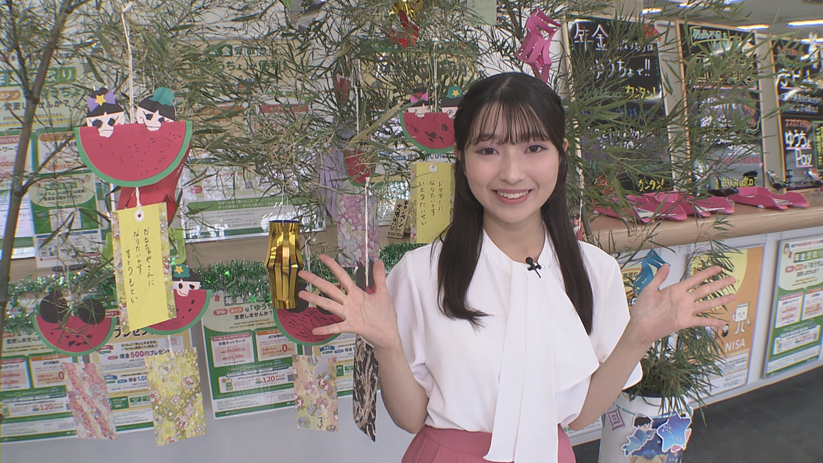 青森市の郵便局ではひと足早く七夕の飾り付け 園児たちがを書いた