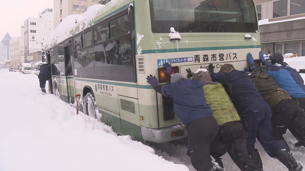 迫る『130cm』 雪に埋まる青森市中心部で車の立ち往生相次ぐ…除雪