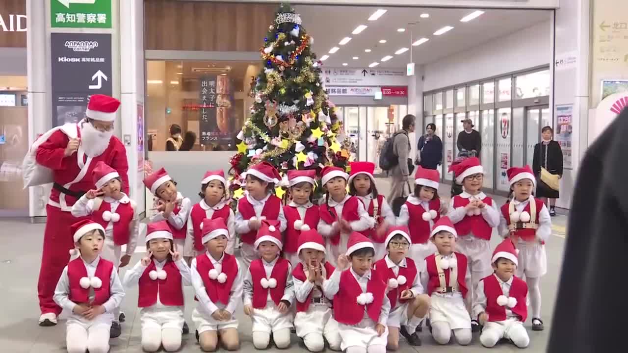 JR高知駅 子どもたちがクリスマスツリーに飾りつけ【高知】（2025年11
