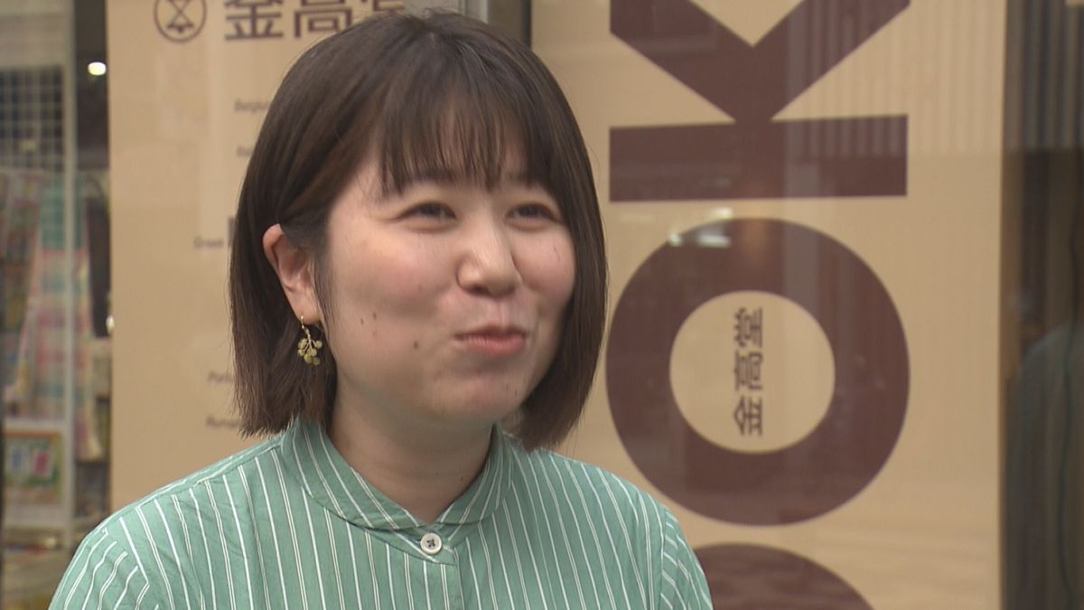 初エッセイ本を記念してサイン会 高知県出身の作家 岡本真帆さん【高知】