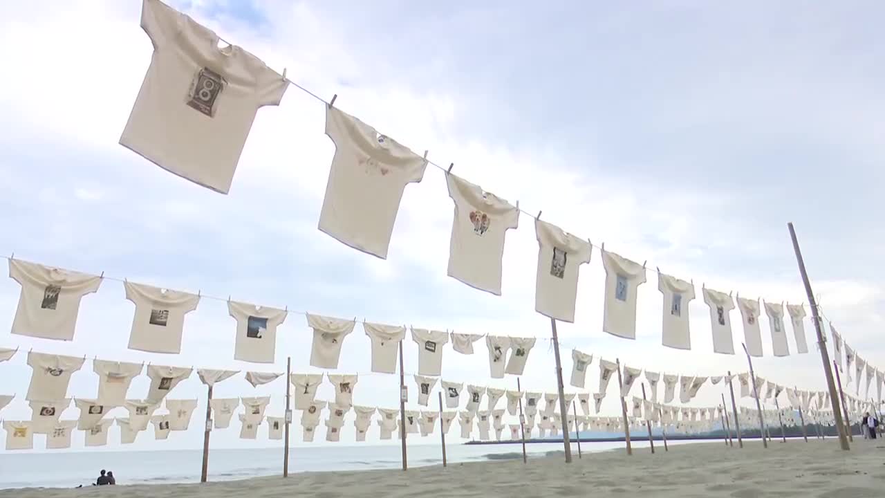 Tシャツアート展準備進む》高知県黒潮町入野の浜で5月1日から開催