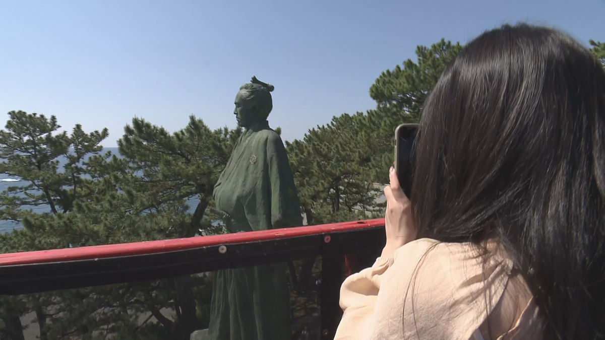 『端正な顔立ちですごくいい！』龍馬に大接近 高知の観光名所・桂浜 GWのにぎわい【高知】