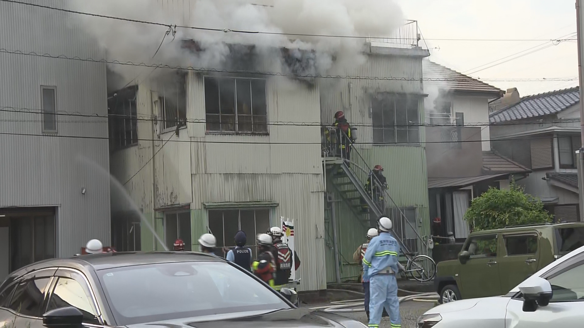 高知市でアパート1棟全焼 男性1人の遺体が見つかる 火元とみられる部屋の住人と連絡取れず【高知】 