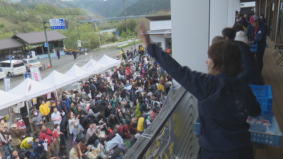 四万十市の『道の駅よって西土佐』9周年 餅とともにアユを投げて祝う【高知】