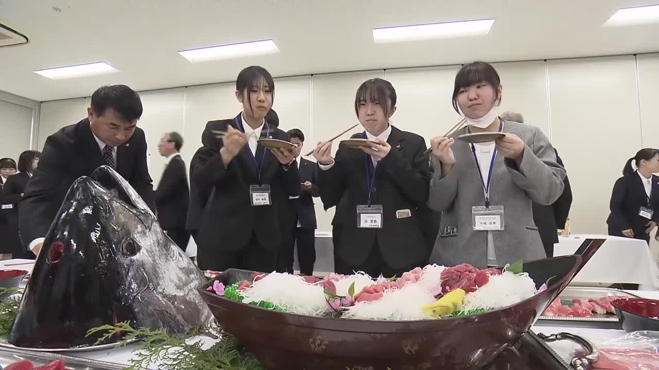 解体業者社長から購入・古民家解体時発見、山口華揚作・西陣織 食品卸業者ならでは》入社式でマグロの解体ショー【高知】（2026年4月1