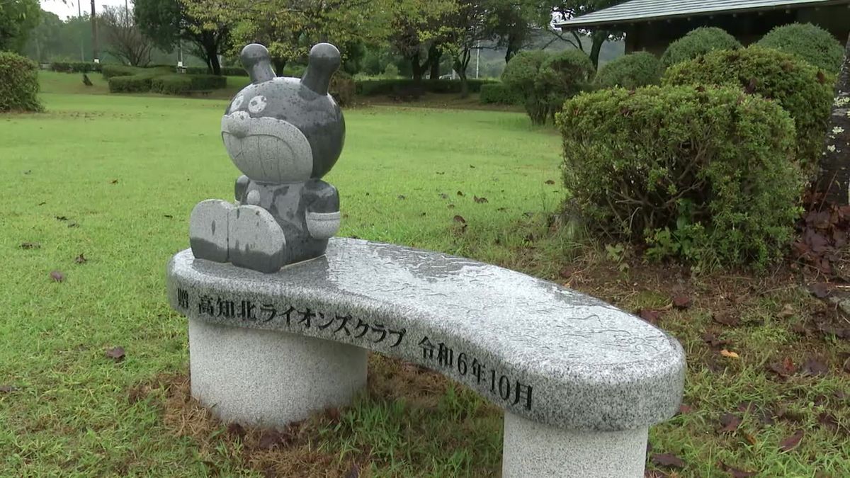 春野運動公園にアンパンマンベンチが設置！ 高知北ライオンズクラブが寄贈【高知】