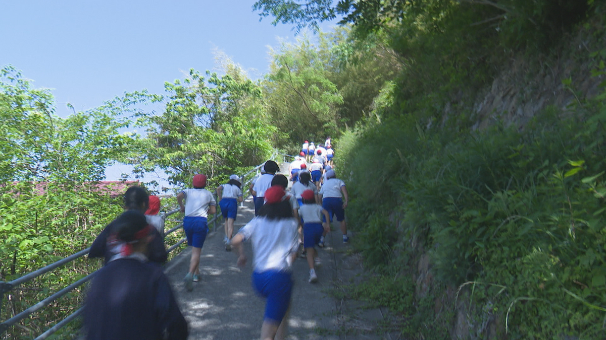運動会の練習中に地震発生を想定 宿毛市の小中学生が避難訓練【高知】