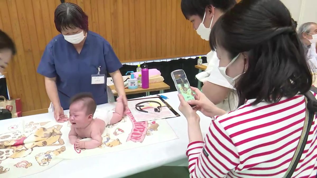 赤ちゃんの健やかな成長を願う「赤ちゃん会」 元気な泣き声が会場に響く【高知】
