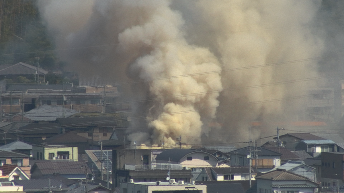 高知市の住宅密集地で住宅4棟を焼く火災 けが人なし【高知】