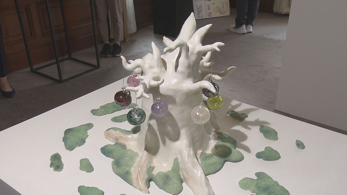萬翠荘で美大生たちの作品展「びび美展」染物や陶芸など70作品を展示