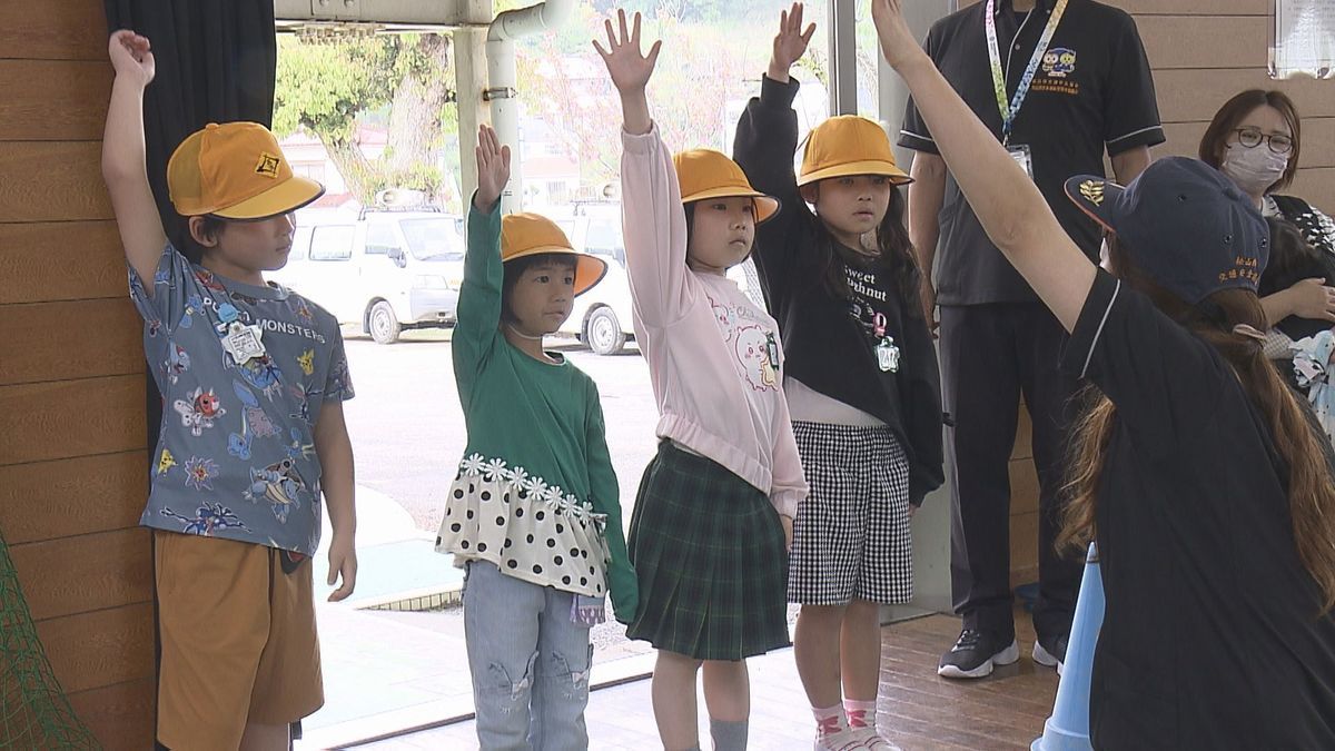 松山市の小学校で「おやこ交通安全教室」新入学児童が横断歩道の渡り方など学ぶ