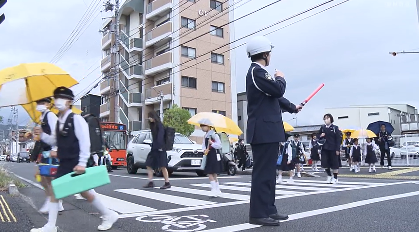 登下校中の事故を防げ 警察官が通学路で全国一斉街頭指導 可搬式オービスで速度違反取締りも