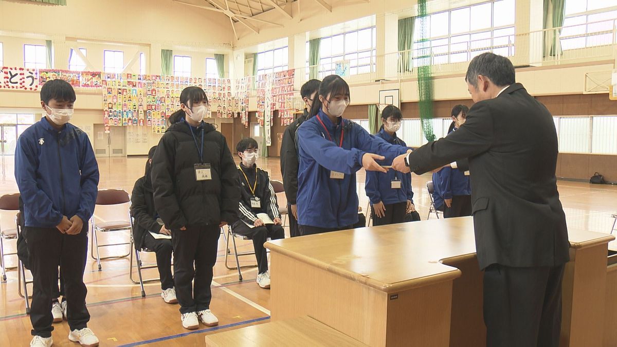 教員めざし実習重ねた高校生に終了証授与 松山聖陵で県内初の「教員養成講座」開設へ