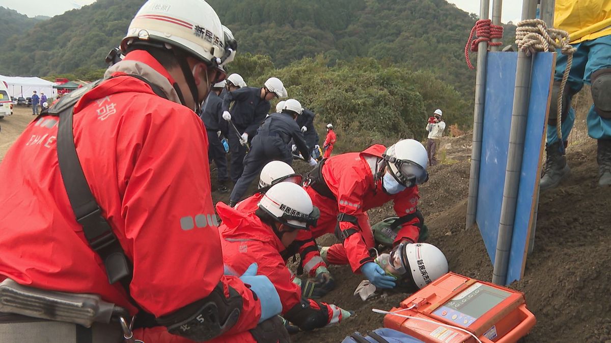 新居浜市で大規模災害を想定した対応訓練 警察と消防が企業と連携 