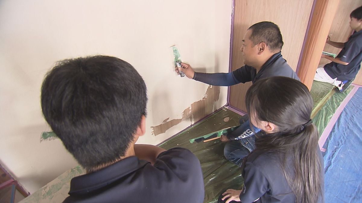 建築業界の魅力知って 高校生がコテを使って古民家の壁塗り “左官職人 
