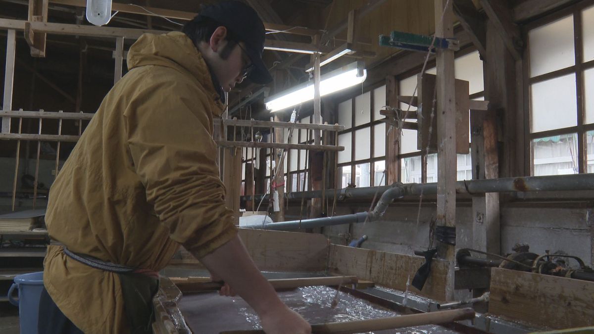 内子町の伝統 冷え込み厳しい時期に和紙を作る「寒すき」作業