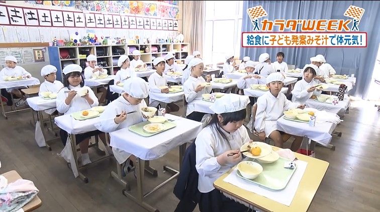 給食を楽しむ子どもたち