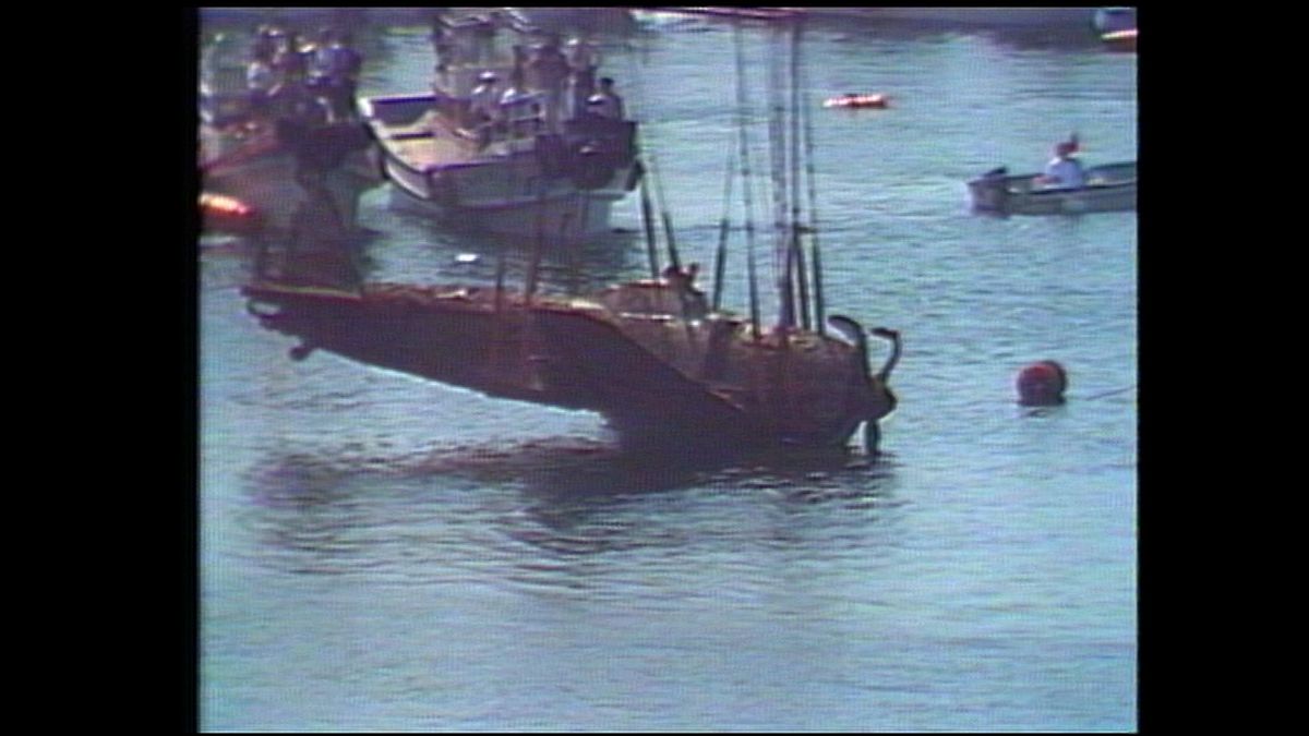 昭和53年久良湾から引き揚げられる紫電改