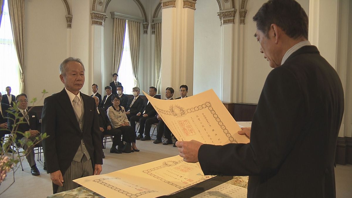 地方自治や保健福祉の分野で功績「春の勲章・褒章」愛媛県庁で伝達式