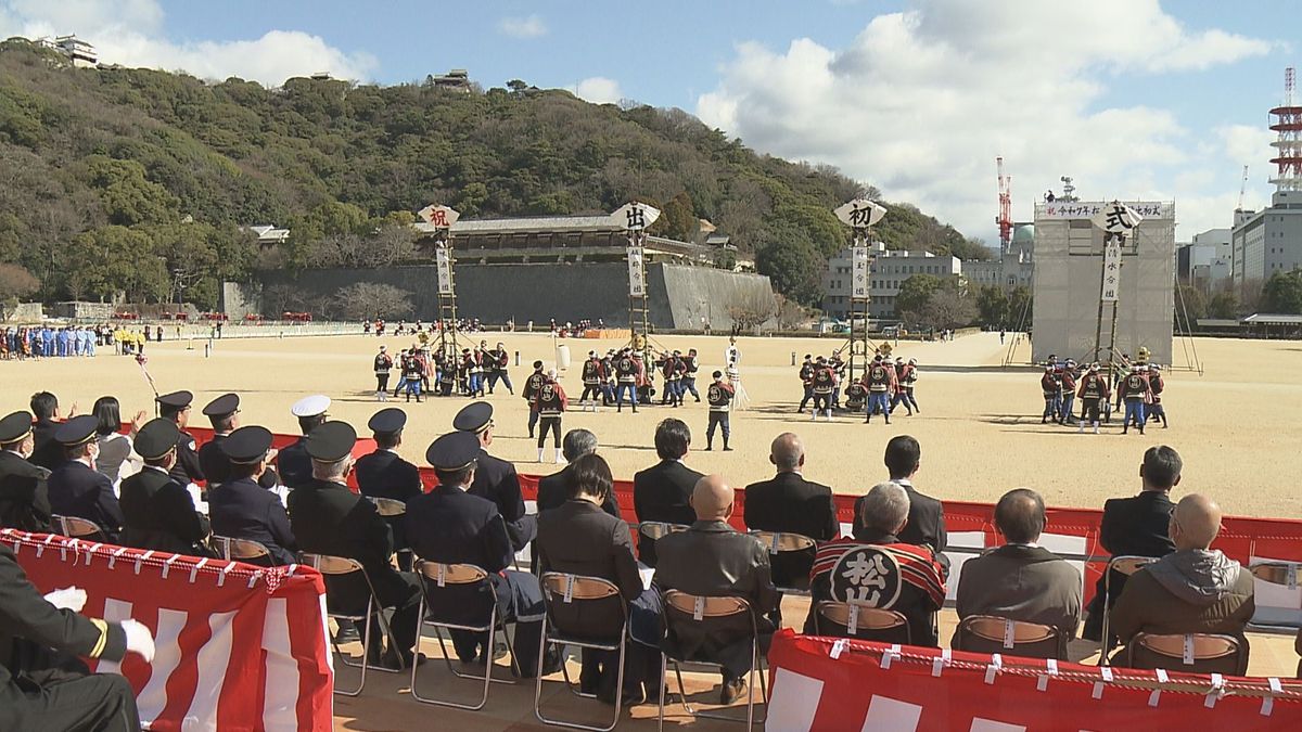 松山市消防出初式 大学生消防団も「古典竹梯子」に初参加 火災が増加傾向…防火・防災意識高めて