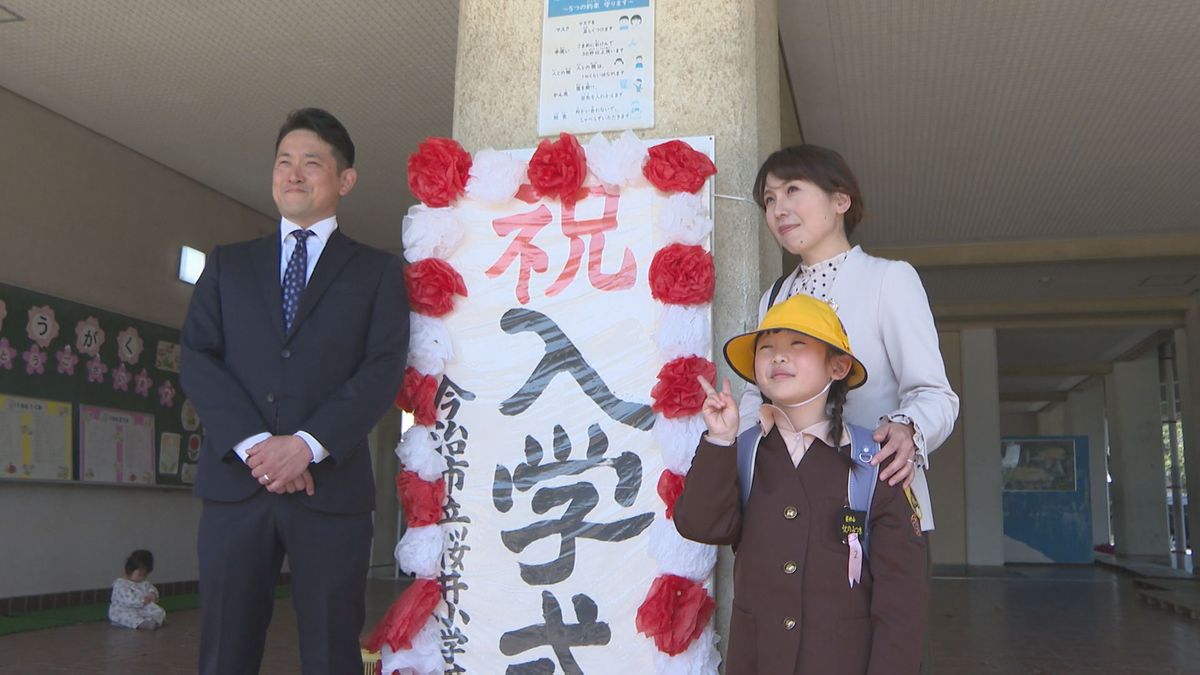 今治市の桜井小で入学式 山火事で避難したランドセルと一緒に…初登校の新一年生