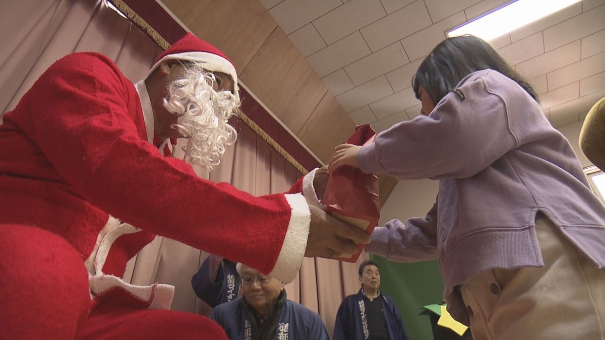 “あわてんぼうのサンタクロース”がやってきた！砥部町内の園児たちと交流