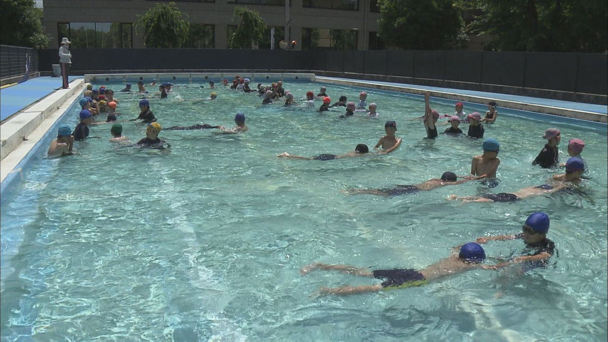 学校にプールを残すべき？耐用年数「60年」で更新時期近づき…水泳の授業を民間プールで行う実証実験