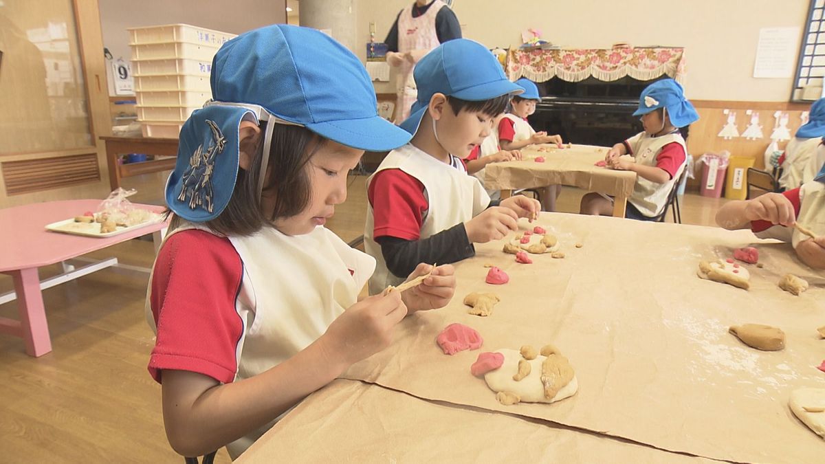 お母さんいつもありがとう！母の日を前に幼稚園児が手作りパンをプレゼント