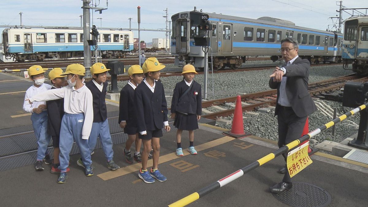 “踏切事故”四国4県で去年12件発生…車が踏切内に閉じ込められたら？小学生が脱出法学ぶ【愛媛】