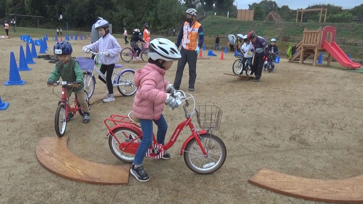 子どもたちも補助輪はずしに挑戦！サイクリング楽しむ「ノッてるパーク西条」開催【愛媛】