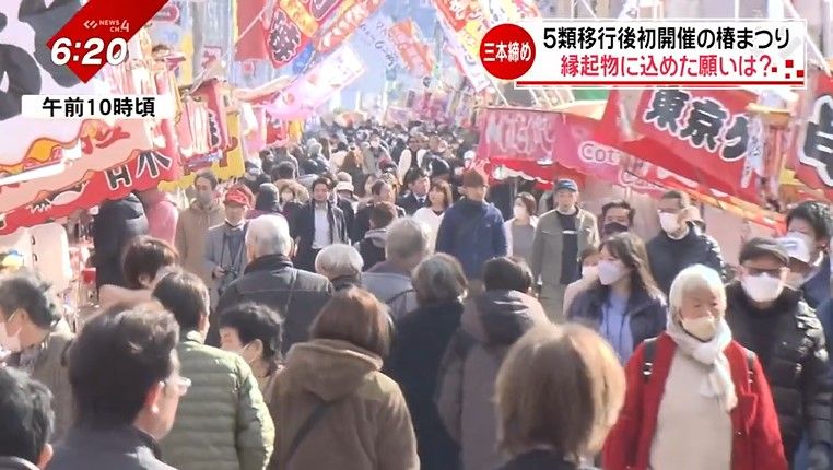 神社の参道にずらりと軒を連ねた500近い屋台