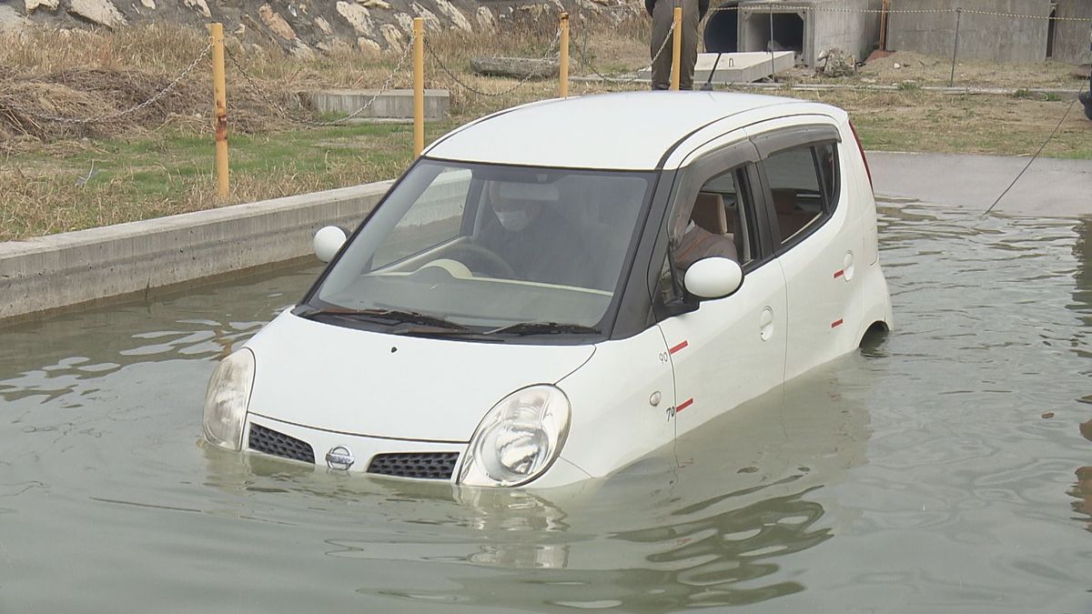 もし車の中で水害に遭ったら…どんな危険性が？水没車両からの脱出訓練【愛媛】