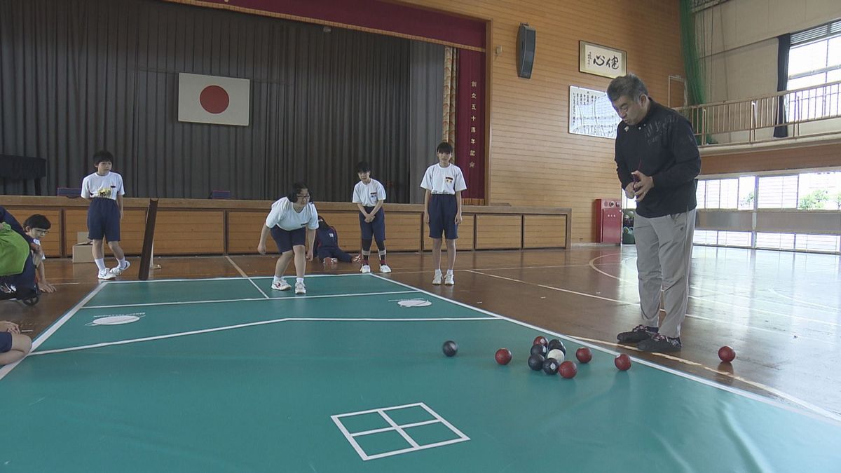 24時間テレビが松山市の中学校にパラスポーツ「ボッチャ」の体験キット贈呈