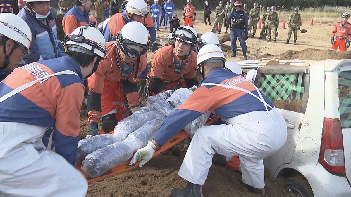 地域を越えた連携強化へ！　県下17の消防団が集結　大規模災害に備え初の合同訓練