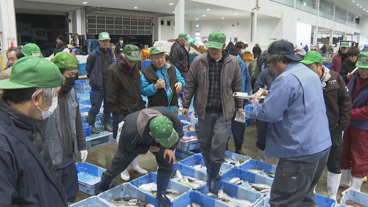 場内に響く威勢の良い掛け声　八幡浜の魚市場で初セリ【愛媛】